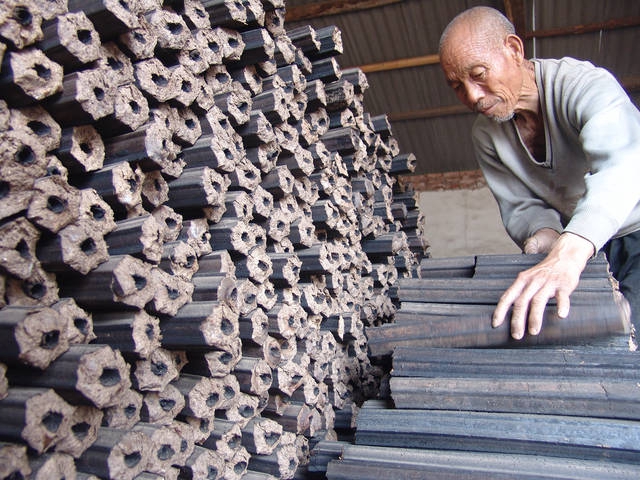 致富大參考：用鋸末邊角料加工機(jī)制木炭賺錢嗎？